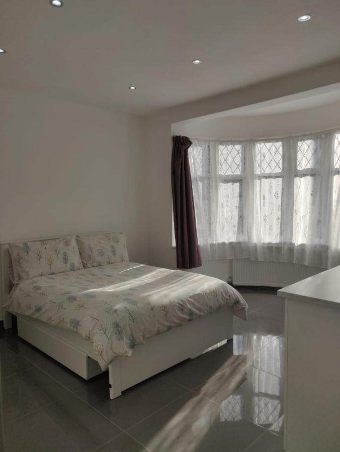 Stunning Double Room In Harrow Wembley - Khoob House Лондон Екстер'єр фото